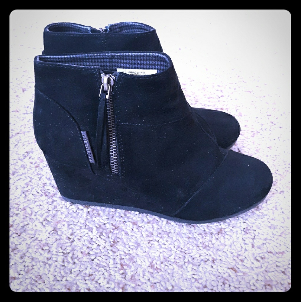 Black wedges